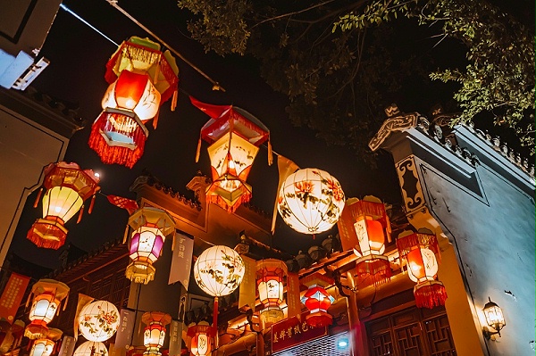 千庫網(wǎng)_夜晚燈飾燈籠逛燈會(huì)猜燈謎攝影圖配圖_攝影圖編號(hào)151599