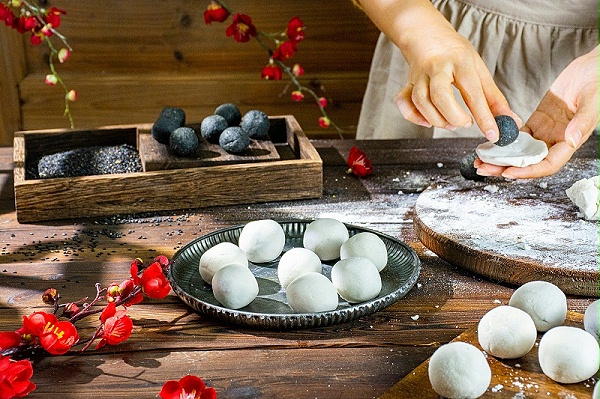 千庫網(wǎng)_芝麻湯圓中午芝麻湯圓室內(nèi)制作攝影圖配圖_攝影圖編號(hào)264909